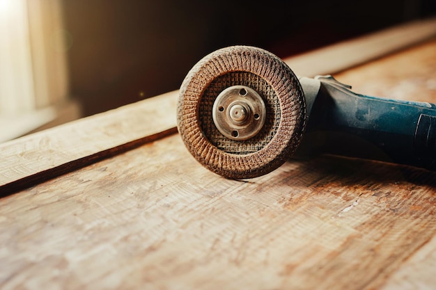 grinder for processing a wooden board grinding an array