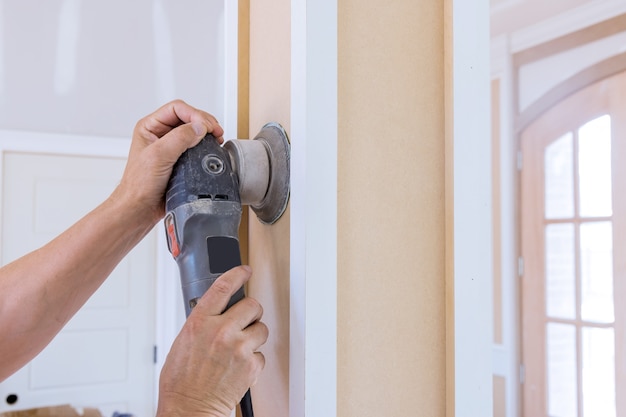 Grinding by a polishing machine of the molding trim framing