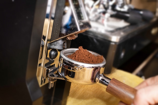 그라인더 머신에서 그라인딩 커피
