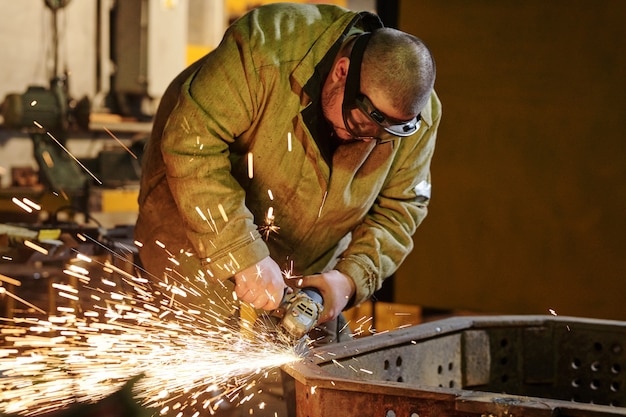 Photo grinding metal in the factory