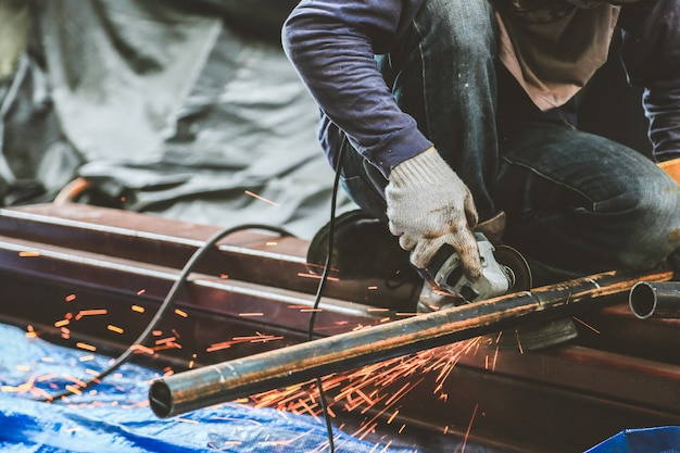 Photo grinding steel and steel welding