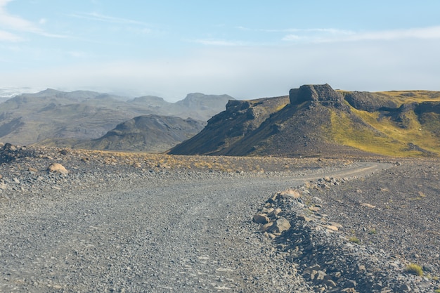 Grindweg door ijslands lavagebergte