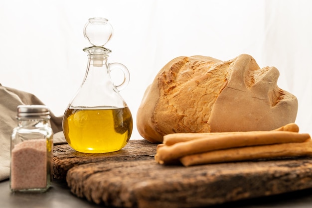 Grisines y pan de campo con aceite de oliva ajo y mayonesa saborizada