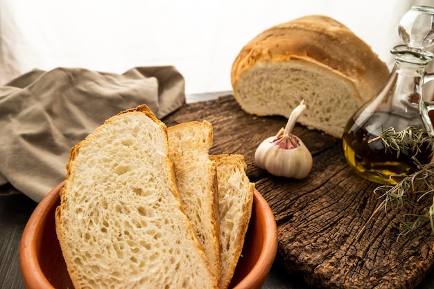 Grisines y pan de campo met aceite de oliva ajo y mayonesa saborizada