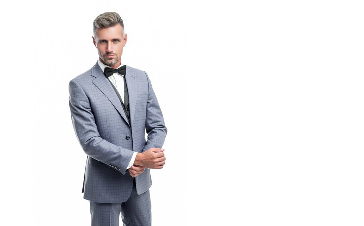 Foto grizzled elegante man ober met strikje geïsoleerd op witte achtergrond