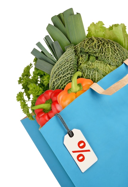 白い背景で隔離の野菜と食料品の袋