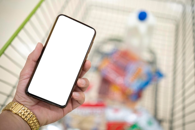 Мобильное приложение для покупок в продуктовых магазинах Вид сзади черной пары, держащей смартфон