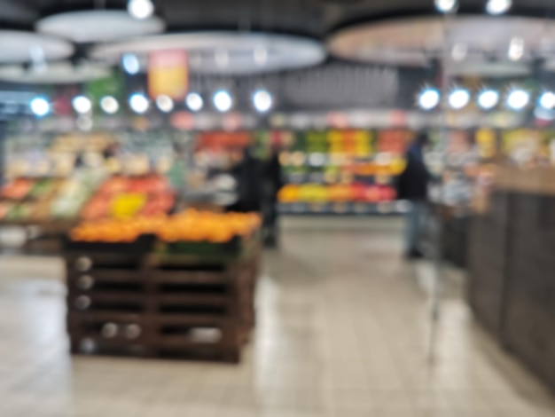 식료품점은 초점이 흐려진 조명으로 식료품점에서 보케 배경 쇼핑객을 흐리게 합니다. 슈퍼마켓은 보케 추상 흐림 및 초점이 흐려진 배경을 흐리게 합니다