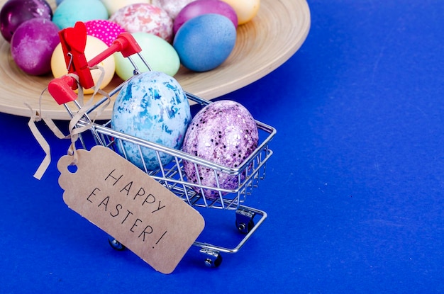 Carrello del supermercato di generi alimentari pieno di uova di gallina. concetto di preparazione per la pasqua, acquisto di cibo. spazio per il testo. studio fotografico