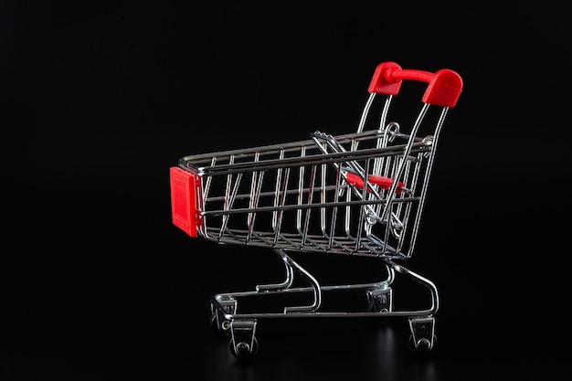 Supermercato della drogheria carrello realistico carrello vuoto per l'acquirente concetto di consumismo meno shopping causa comportamento dei consumatori effetto acquisti online