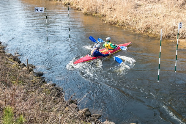 写真 グロドノベラルーシ2019年4月高速冷水川でのカヤックフリースタイル競技が激しく漕ぐ勝利の精神