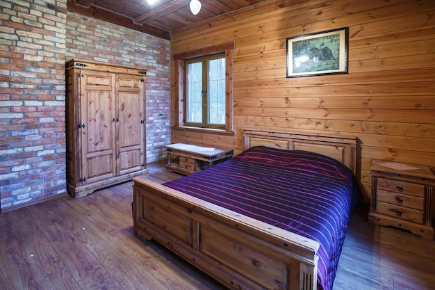 ГРОДНО БЕЛАРУСЬ 21 ДЕКАБРЯ 2016 г. Интерьер винтажной спальни с деревянным экологически чистым стилем в загородном доме