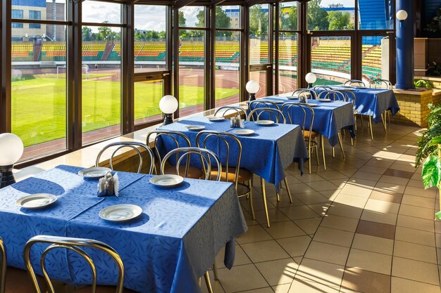 Photo grodno belarus july 2018 view of the served for decorated dinner table with blue tablecloth in cafe