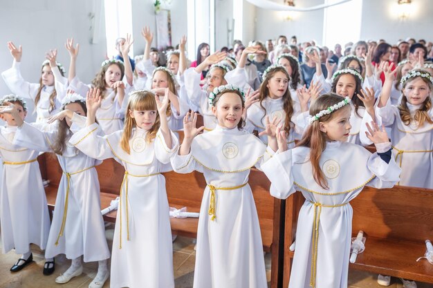 グロドノベラルーシ2019年5月カトリック教会の幼い子供たちが白い服を着た最初の聖体拝領の小さな天使たちを待っています