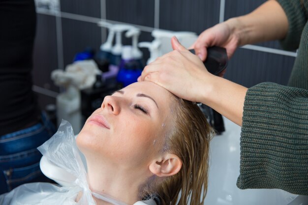 Foto grodno, bielorussia - 20 ottobre 2016: i partecipanti al seminario tingono i capelli di una modella sul laboratorio pubblicitario del marchio keune nel salone di bellezza kolibri.