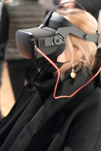 Grodno Wit-Rusland 01 juni 2020 Jong meisje met een virtual reality-bril VR-technologieën gebruiken in het dagelijks leven Introductie van augmented reality-wetenschap en -technologie van de toekomst in het leven