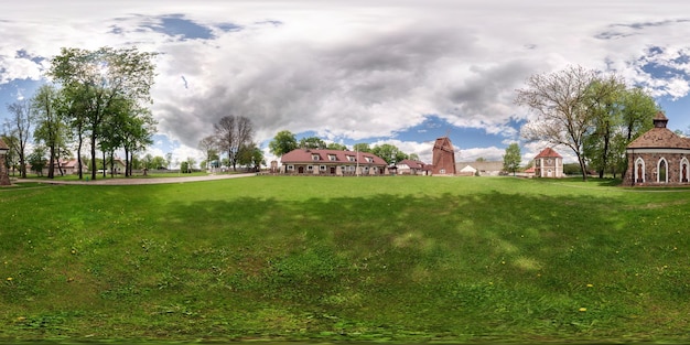 GRODNO WIT-RUSLAND 13 MEI 2015 volledig 360 graden panorama in equirectangular bolvormige projectie in vintage oud kasteel VR-inhoud