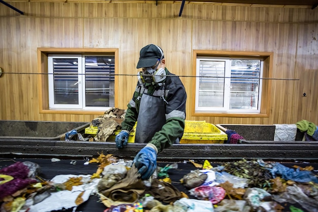 GRODNO WIT-RUSLAND 16 OKTOBER 2017 Afzonderlijke afvalinzameling Recycling en opslag van afval voor verdere verwijdering Werknemers afvalsorteermateriaal dat moet worden verwerkt in een moderne afvalrecyclinginstallatie