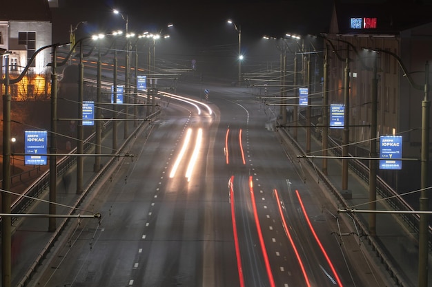 Grodno Wit-Rusland 17 juni 2020 Nachtstad De lichtsporen op straat Langzame sluitertijd foto Een lange brug over de rivier leidt naar de grote stad Een drukke snelweg in het stadscentrum