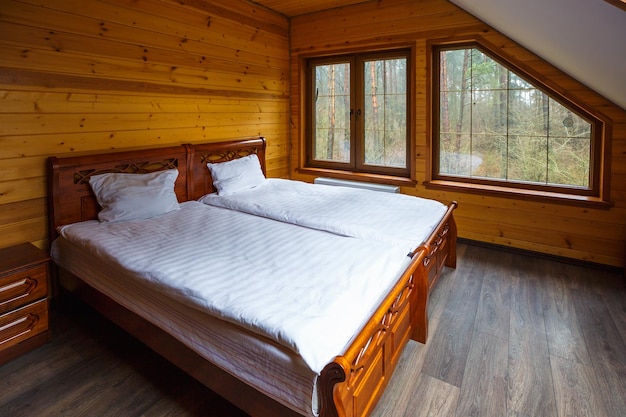 GRODNO WIT-RUSLAND 21 DECEMBER 2016 Interieur van vintage slaapkamer met houten ecologisch schone stijl in vakantiehuis