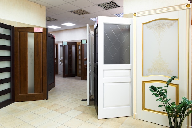 Grodno, Wit-Rusland - 22 juni 2018: Binnendeuren te koop in een gespecialiseerde winkel. Deuren zijn gemaakt van zowel hout als kunststof.