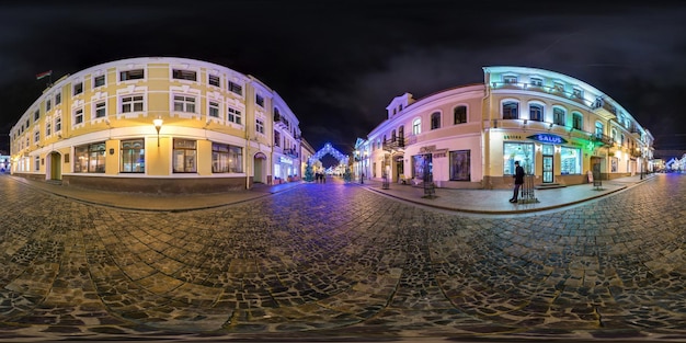 GRODNO WIT-RUSLAND 29 DECEMBER 2015 Nachtpanorama in het centrum van de feestelijke oude Europese stad Volledig 360 bij 180 graden naadloos panorama in equirectangular equidistante bolvormige projectie