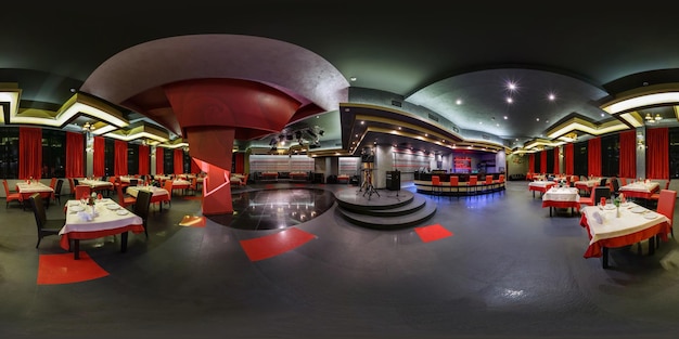 GRODNO WIT-RUSLAND 29 MEI 2013 Volledig 360-panorama in equirectangular bolvormige projectie in luxe rood restaurant Turan