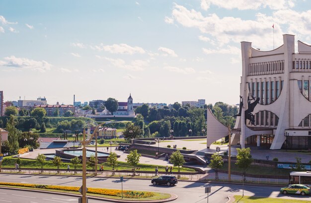 Grodno, Wit-Rusland - 7 augustus 2021: uitzicht op het dramatheater van Grodno met wandelende mensen