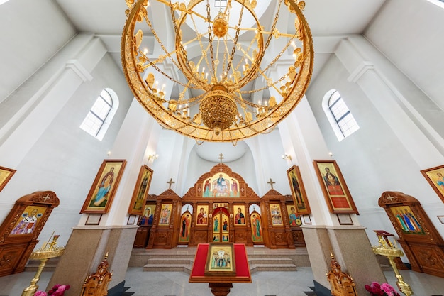 GRODNO WIT-RUSLAND AUGUSTUS 2021 binnenkoepel en omhoog kijkend naar een oud orthodox kerkplafond en gewelf met fresco en enorme kroonluchter