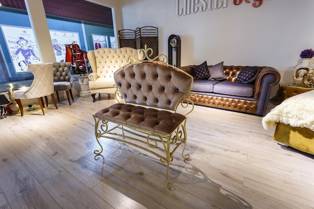 GRODNO WIT-RUSLAND DECEMBER 2018 lederen bank en bank in chester-stijl voor elite loft-interieur in dure winkelshowroom van meubels