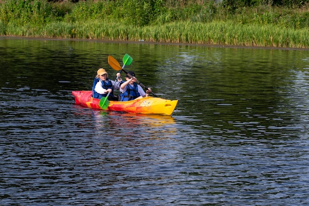 Grodno Wit-Rusland juni 2021 Kajakken op de rivier op kalm water op een warme zonnige dag Jonge mensen kajakken Het concept van actieve recreatie en een gezonde levensstijl