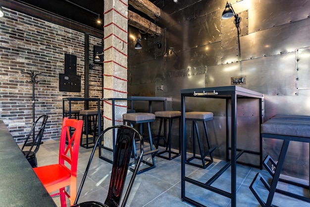 GRODNO WIT-RUSLAND MAART 2019 binnen interieur in moderne pub-sportbar met donkere loft-stijl met rode stoelen