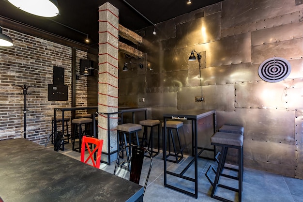 GRODNO WIT-RUSLAND MAART 2019 binnen interieur in moderne pub-sportbar met donkere loft-stijl met rode stoelen