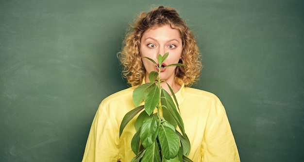 Foto groei van planten leraar vrouw in glazen op biologie les school natuurstudie milieu-educatie boom van kennis school leren ecologie verrast student meisje met plant op blackboard