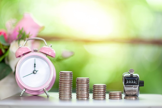 Foto groeiende munten stapels met groene sprankelende bokeh achtergrond financiële groei geld besparen