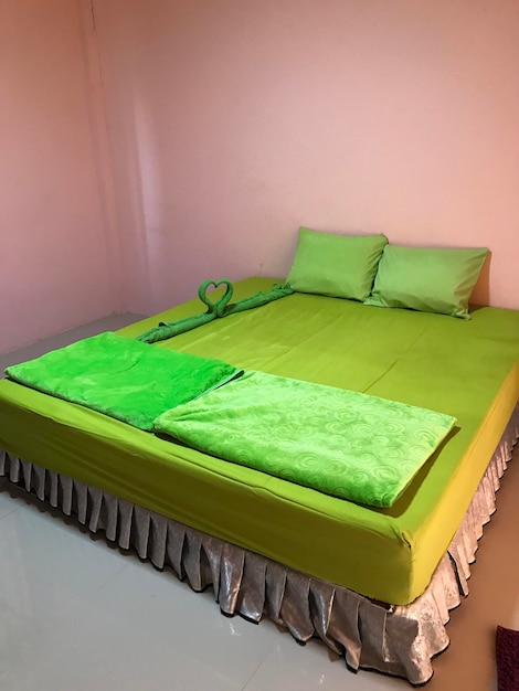 Foto groen bed thuis.