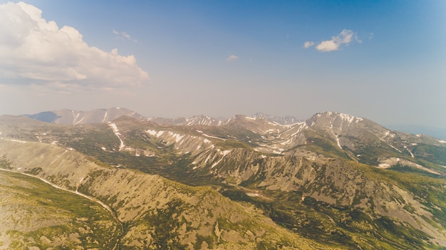 Groen bos tussen de rode bergen in de regio magadan.