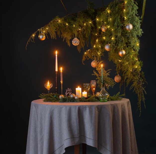 Groen en gouden kerstdecor op tafel op donkere achtergrond