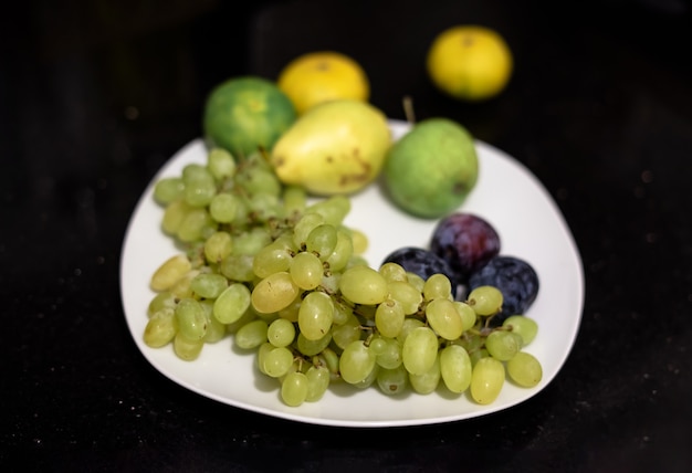 Groen fruit op bord