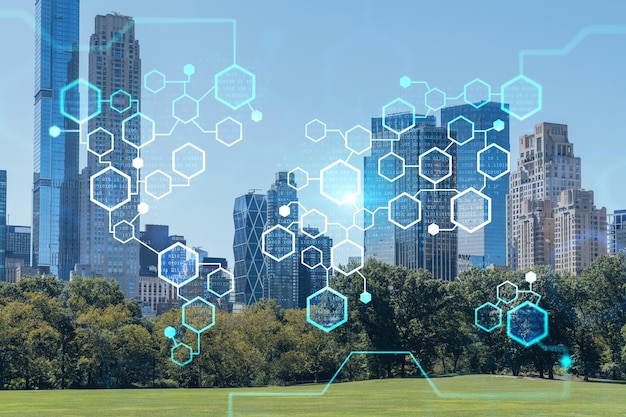 Groen gazon in Central Park en Midtown Manhattan skyline wolkenkrabbers overdag New York City USA Gedecentraliseerde economie Blockchain cryptografie en cryptocurrency concept hologram