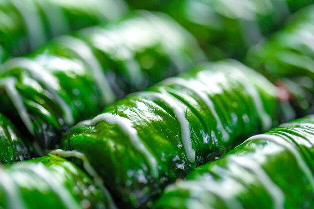 Groen gekleurde Turkse dessertbaklava in rijen geplaatst