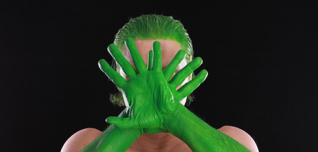 groen geschilderde handen op zwarte achtergrond