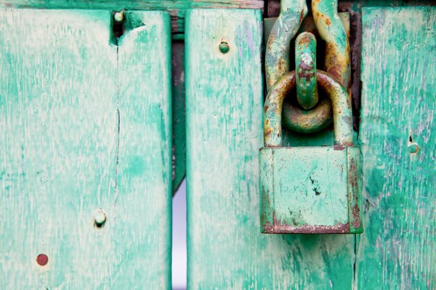 Groen gesloten oud met houten deur voor achtergrond