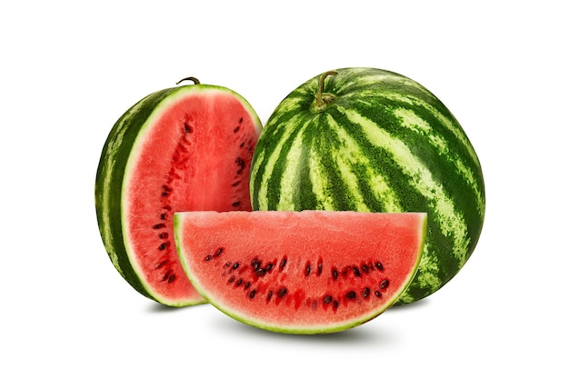 Groen gestreepte watermeloen geïsoleerd op wit met kopieerruimte voor tekstafbeeldingen dwarsdoorsnede bes met roze vruchtvlees zwarte zaden zijaanzicht close-up