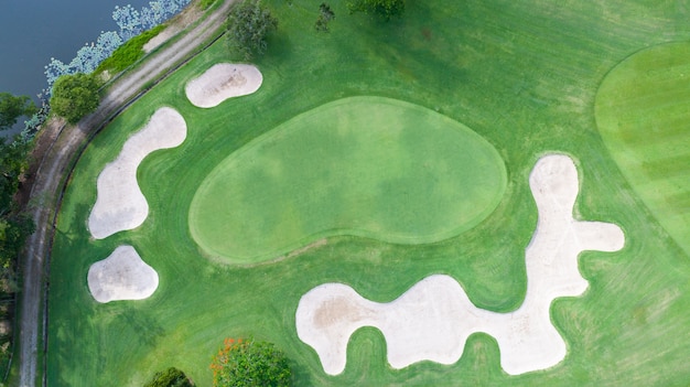 Groen golfbaan buiten groen grasveld