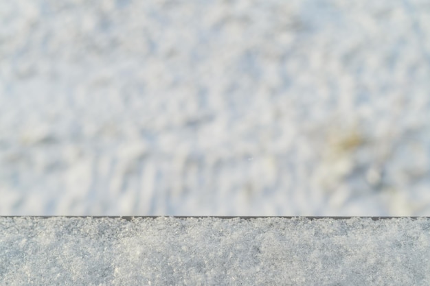 Groen gras bedekt met sneeuw