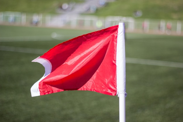 Groen gras voetbalveld, hoek vlag close-up