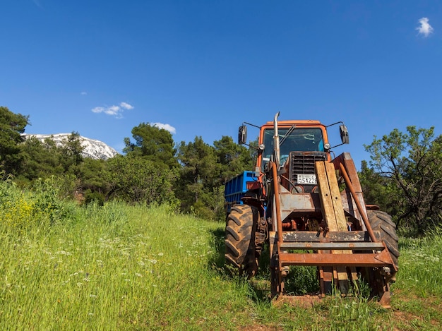 Groen grasveld en de tractor in de verte op het Griekse eiland Evia in Griekenland