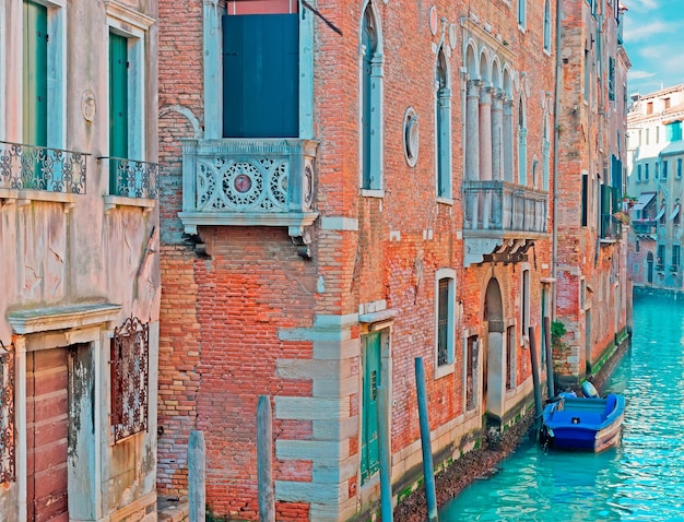 Groen kanaal in Venetië, Italië