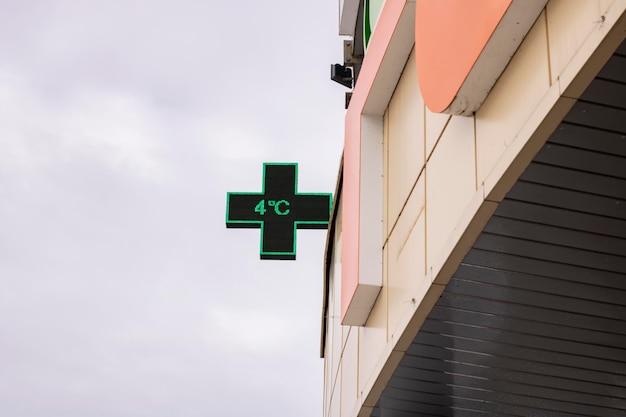 Groen kruis apotheek teken op een gebouw